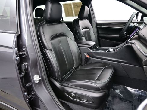 Used 2025 Jeep Grand Cherokee Limited w/ Black Appearance Package image 14