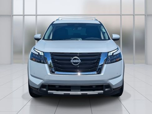 New 2025 Nissan Pathfinder SL image 8