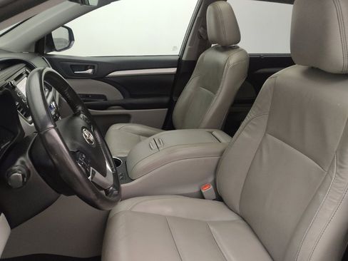 Used 2019 Toyota Highlander XLE image 17
