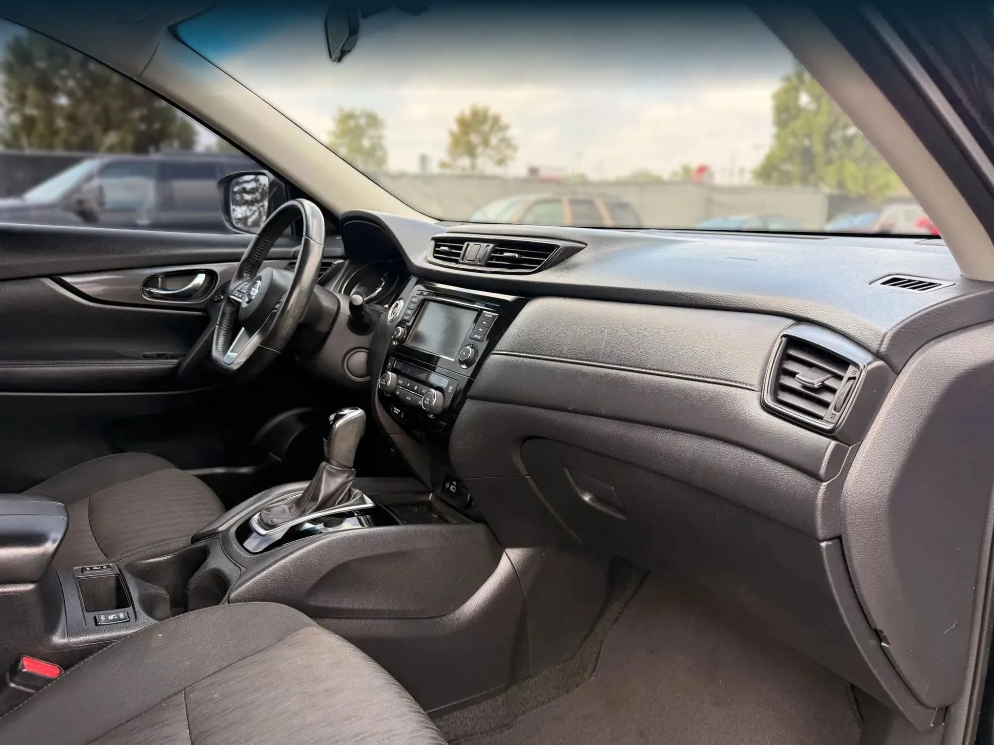 Used 2018 Nissan Rogue SV AWD/4WD image 19