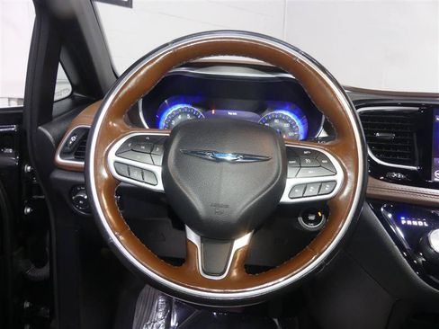 Used 2020 Chrysler Pacifica Limited w/ Tire & Wheel Group FWD image 28
