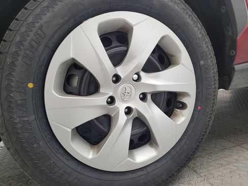 Used 2021 Toyota RAV4 LE FWD image 31