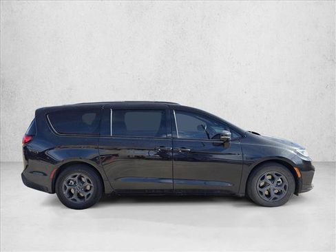 Used 2021 Chrysler Pacifica Limited w/ Uconnect Theater Family Group image 4