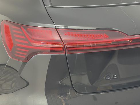 Used 2024 Audi Q8 e-tron Premium Plus AWD/4WD image 27
