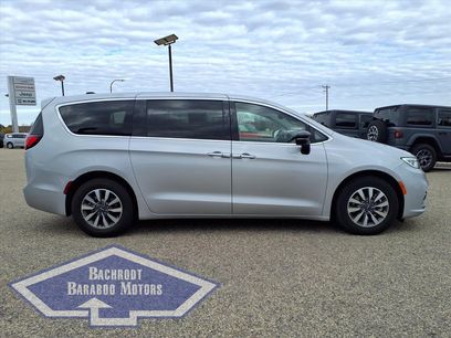 Used 2024 Chrysler Pacifica Select