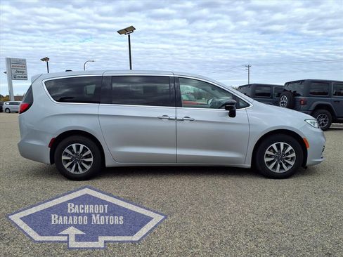 Used 2024 Chrysler Pacifica Select image 2