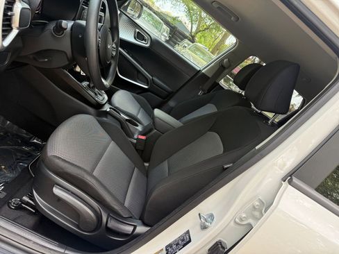 Used 2025 Kia Soul LX w/ LX Technology Package image 23