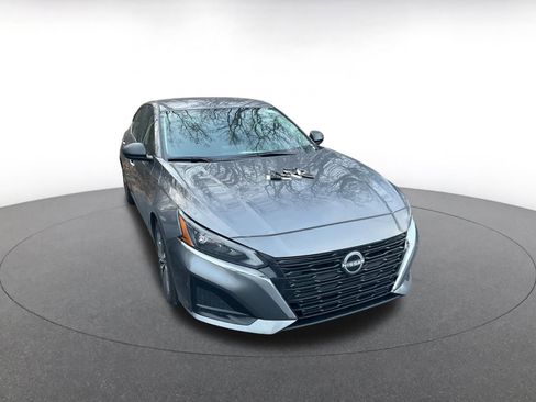 Used 2025 Nissan Altima 2.5 SV image 2