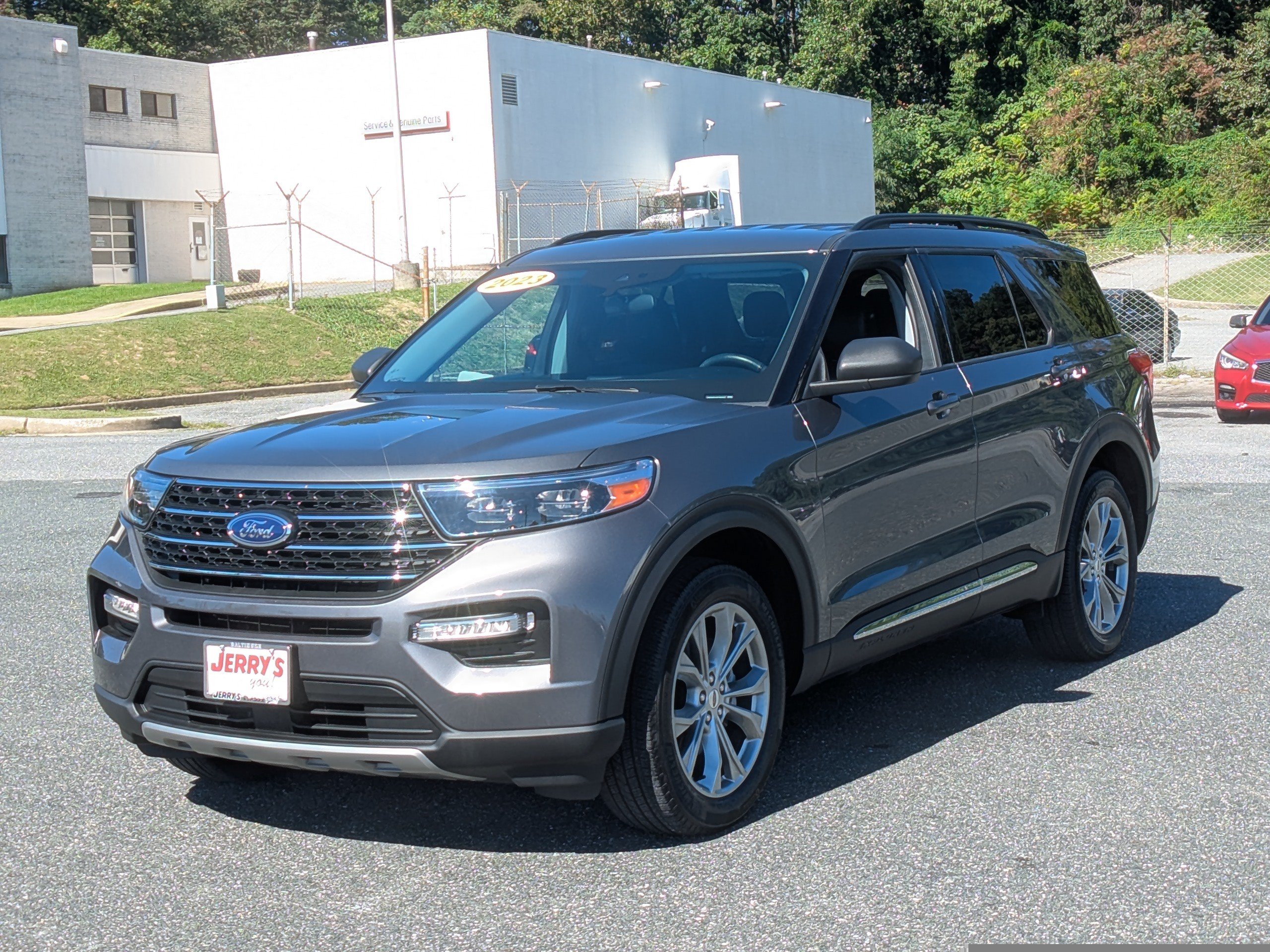 Used 2023 Ford Explorer XLT w/ Equipment Group 202A AWD/4WD image 4
