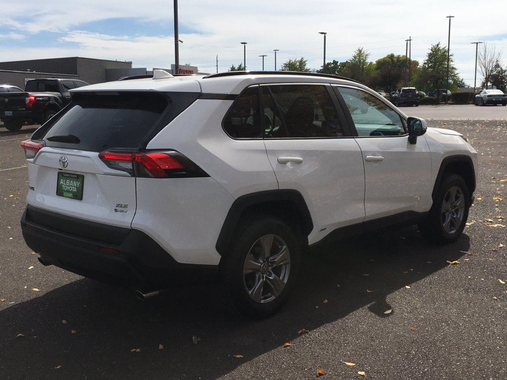 Used 2025 Toyota RAV4 XLE AWD/4WD image 7