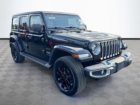 Used 2022 Jeep Wrangler Unlimited Sahara w/ Cold Weather Group AWD/4WD image 4