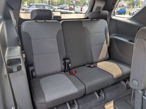 Used 2023 Chevrolet Traverse LT FWD image 19
