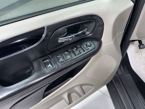 Used 2019 Dodge Grand Caravan SXT image 12