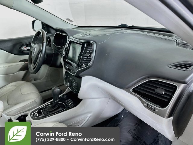Used 2019 Jeep Cherokee Overland w/ Technology Group AWD/4WD image 33
