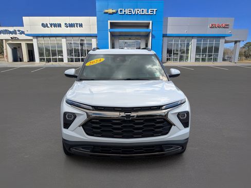 Used 2024 Chevrolet TrailBlazer ACTIV w/ Driver Confidence Package FWD image 2