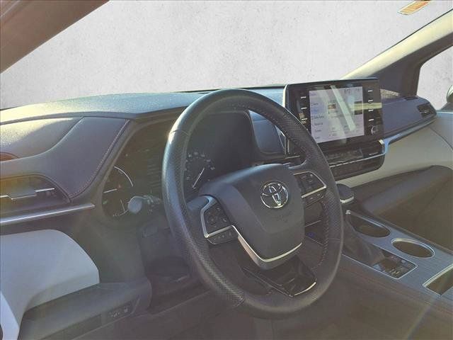 Used 2022 Toyota Sienna XSE FWD image 8