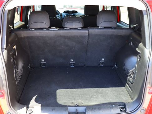 Used 2018 Jeep Renegade Latitude FWD image 23
