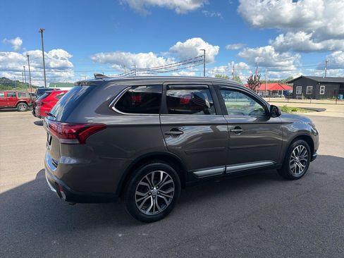Used 2017 Mitsubishi Outlander SEL AWD/4WD image 4