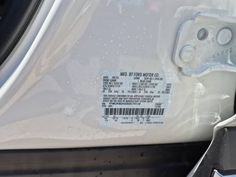 Used 2025 Ford Explorer Active AWD/4WD image 36