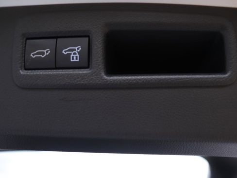 Used 2021 Toyota Venza Limited image 18