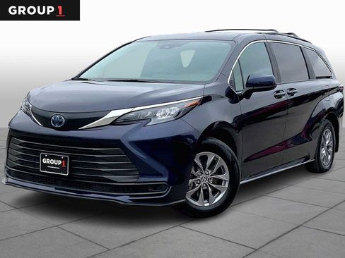 Used 2025 Toyota Sienna LE image 1