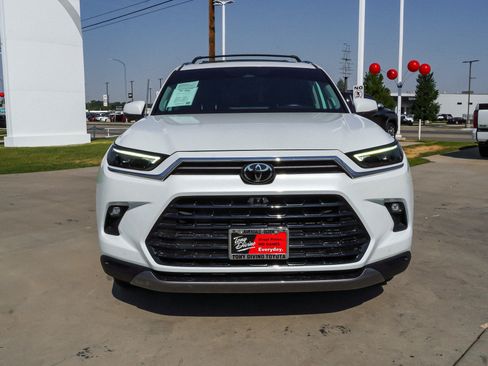 Certified 2025 Toyota Grand Highlander AWD image 3