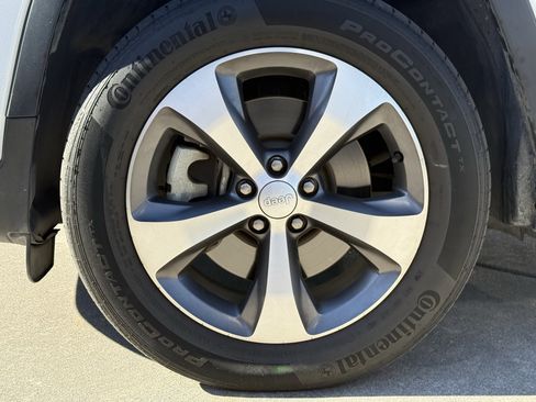 Used 2022 Jeep Cherokee Limited image 12