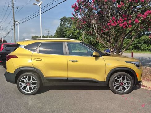 Used 2023 Kia Seltos SX w/ SX Sunroof Package AWD/4WD image 2