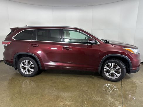 Used 2015 Toyota Highlander XLE AWD/4WD image 9