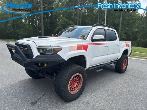 Used 2017 Toyota Tacoma TRD Sport w/ Premium & Technology Package AWD/4WD image 8