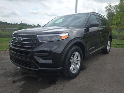 Used 2024 Ford Explorer XLT AWD/4WD image 2