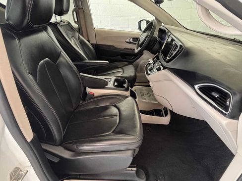 Used 2023 Chrysler Pacifica Touring-L FWD image 15