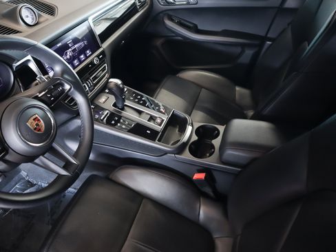 Certified 2024 Porsche Macan image 17