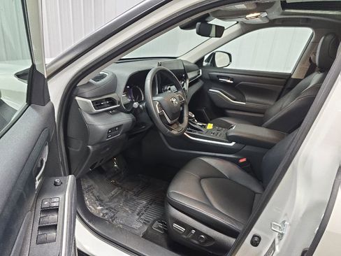 Used 2023 Toyota Highlander XLE AWD/4WD image 30