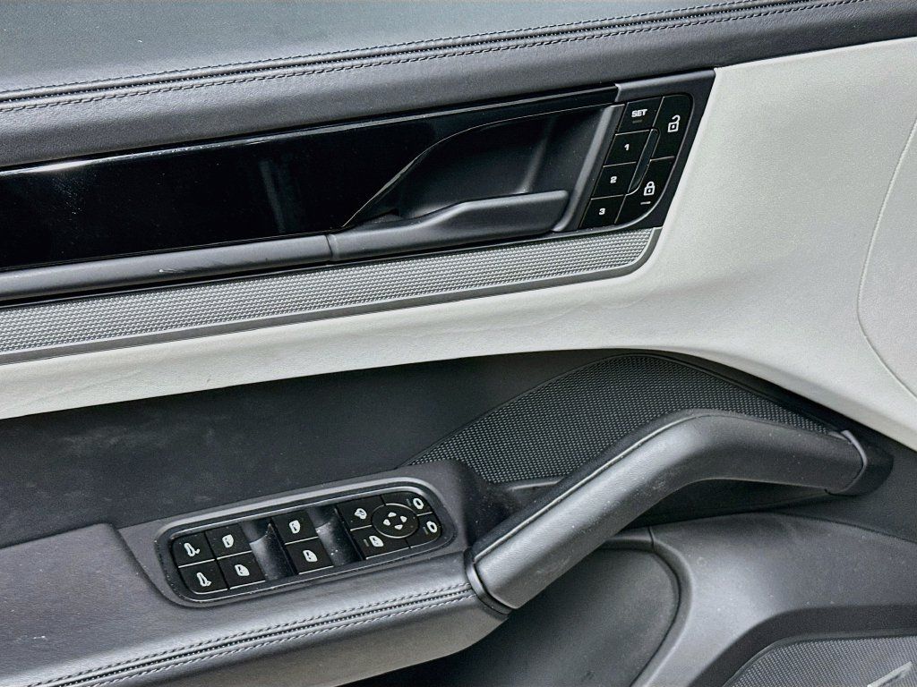 Certified 2024 Porsche Cayenne AWD/4WD image 19