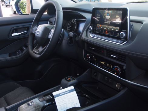 Used 2026 Nissan Rogue SV FWD image 10