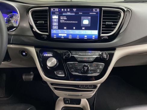 Used 2024 Chrysler Pacifica Touring-L FWD image 25