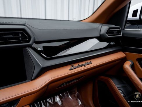 Used 2025 Lamborghini Urus SE image 28