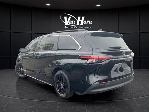 Used 2021 Toyota Sienna XLE w/ XLE Plus Package FWD image 5