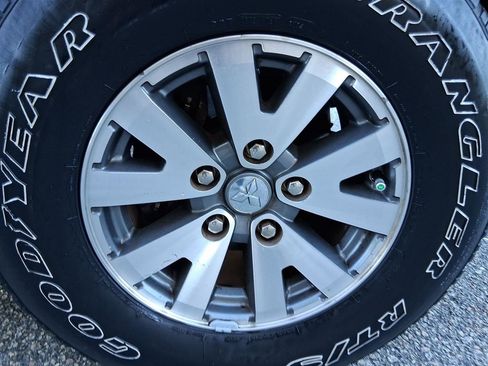 Used 2007 Mitsubishi Raider LS image 39