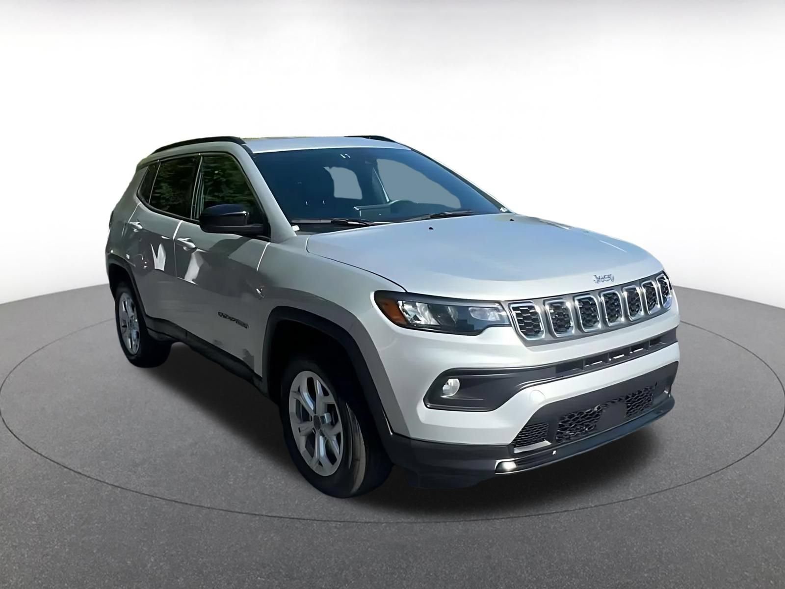 Used 2025 Jeep Compass Latitude AWD/4WD image 3