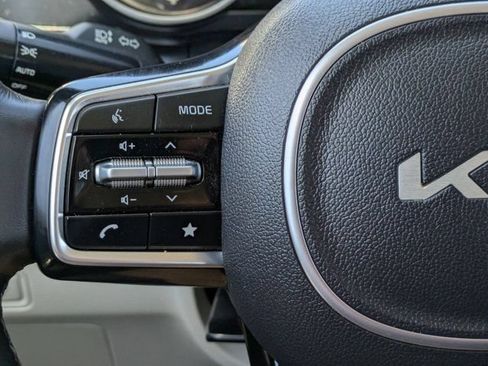 Used 2023 Kia Carnival LX FWD image 20