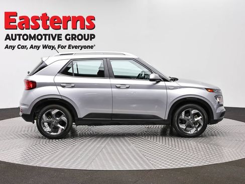 Used 2024 Hyundai Venue SEL FWD image 4