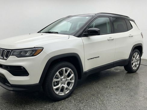 Used 2025 Jeep Compass Limited image 3