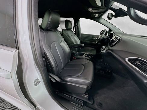 Certified 2025 Chrysler Pacifica Select image 39