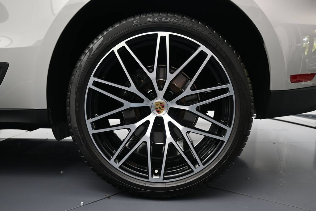 Certified 2024 Porsche Macan AWD/4WD image 36