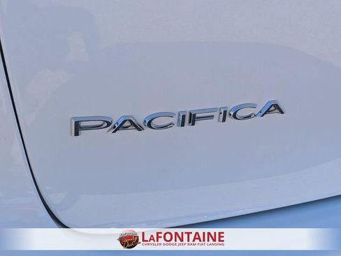 Used 2023 Chrysler Pacifica Touring-L image 10