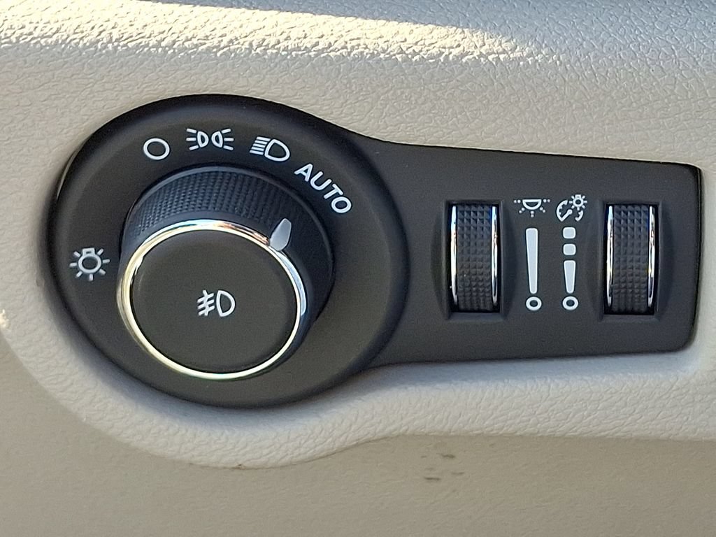 Used 2024 Chrysler Pacifica Touring-L FWD image 23