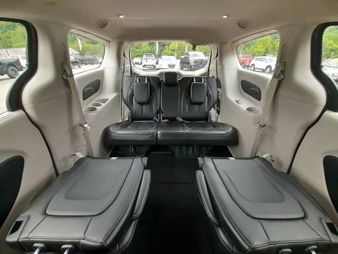 Used 2023 Chrysler Pacifica Touring-L FWD image 41
