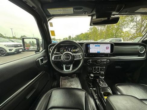 Used 2024 Jeep Wrangler Unlimited Sahara w/ Technology Group AWD/4WD image 18